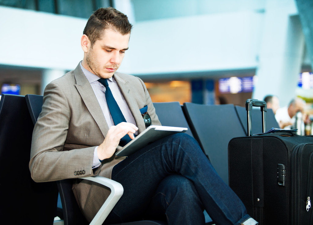 homme d'affaires utilisant une tablette informatique à l'aéroport
 - Photo, image