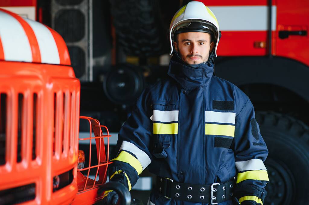 Foto di pompiere con maschera antigas e casco vicino al motore antincendio
. - Foto, immagini