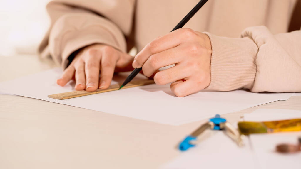 Vágott kilátás nő rajz ceruza és vonalzó közelében iránytű otthon  - Fotó, kép