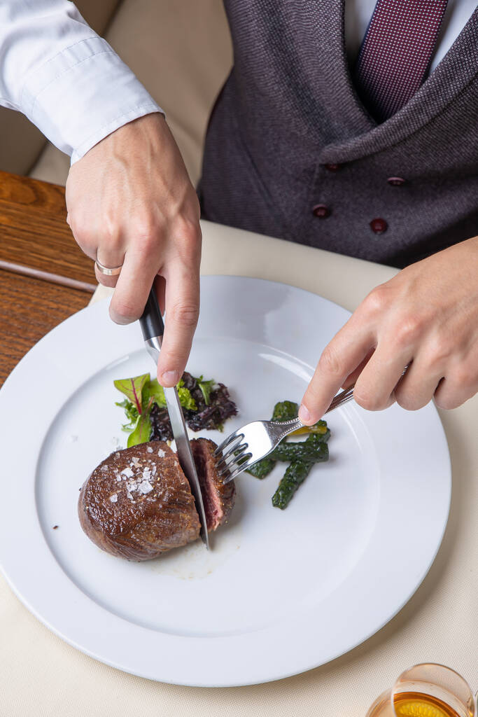 вкусный стейк из мраморного мяса в ресторане - Фото, изображение