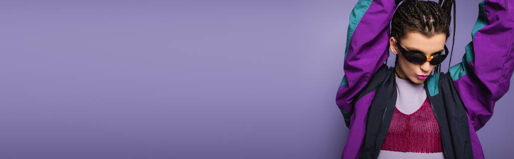 trendikäs nainen aurinkolasit ja luvun tyyli takki eristetty violetti, banneri - Valokuva, kuva