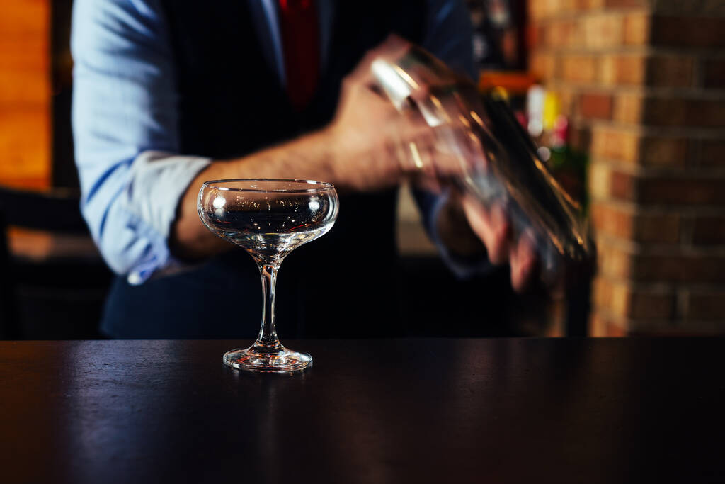 barman che scuote cocktail in bar - Foto, immagini