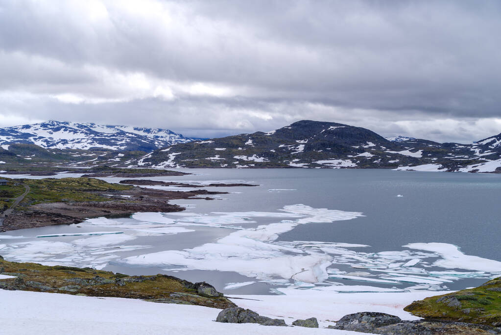 Norwegischer See mit Eisschollen darin - Foto, Bild