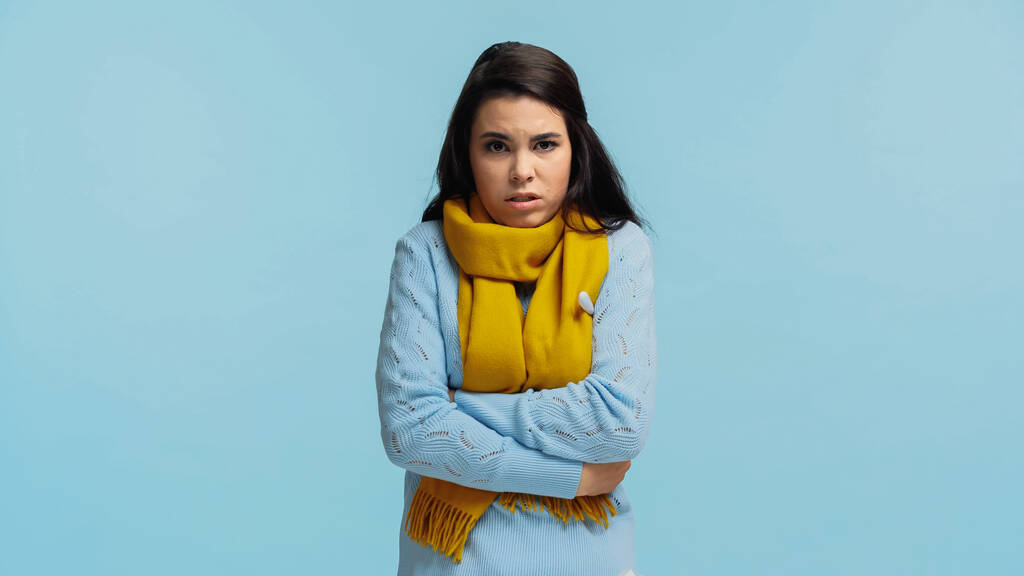 smutna i chora kobieta w szaliku mierzącym temperaturę odizolowana na niebiesko - Zdjęcie, obraz