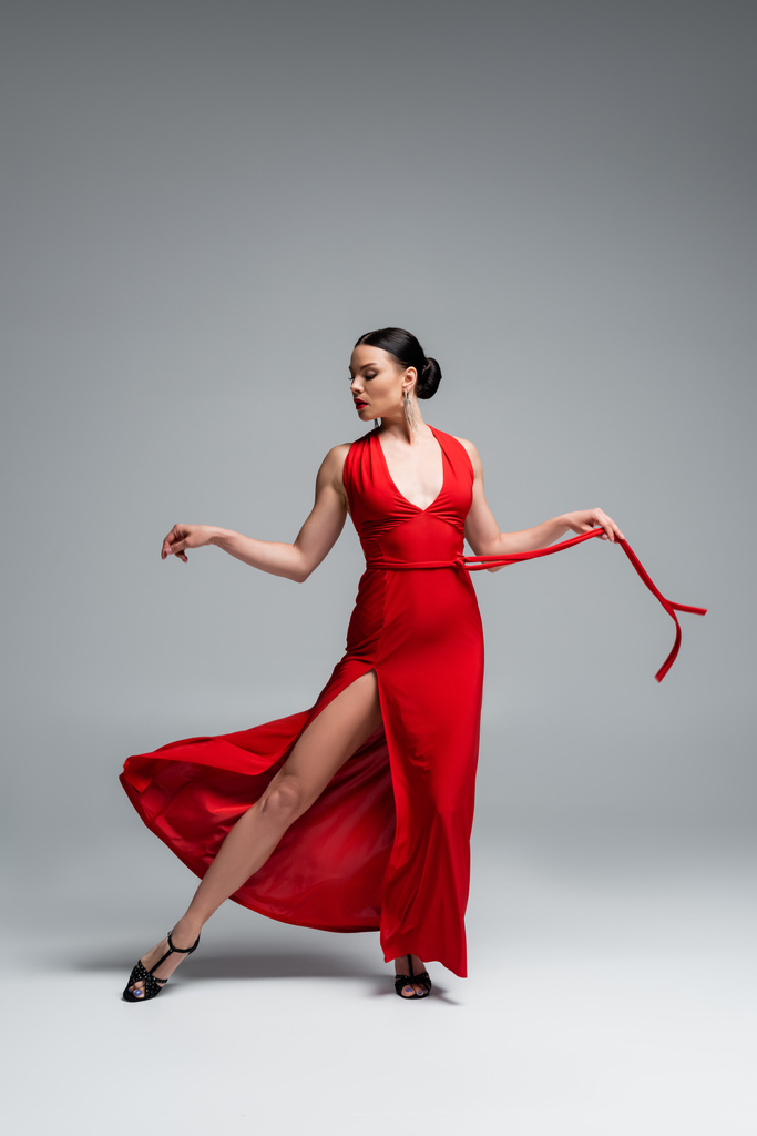 Dançarina de salão elegante executando tango em fundo cinza - Foto, Imagem