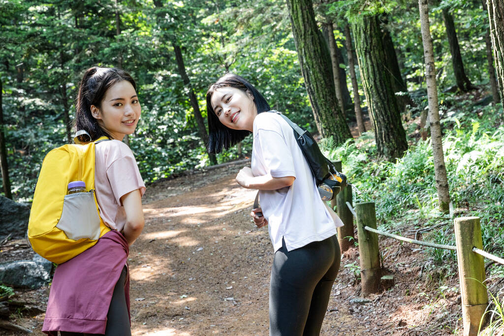 jeunes femmes coréennes randonnée et labourage _ trekking montagne - Photo, image