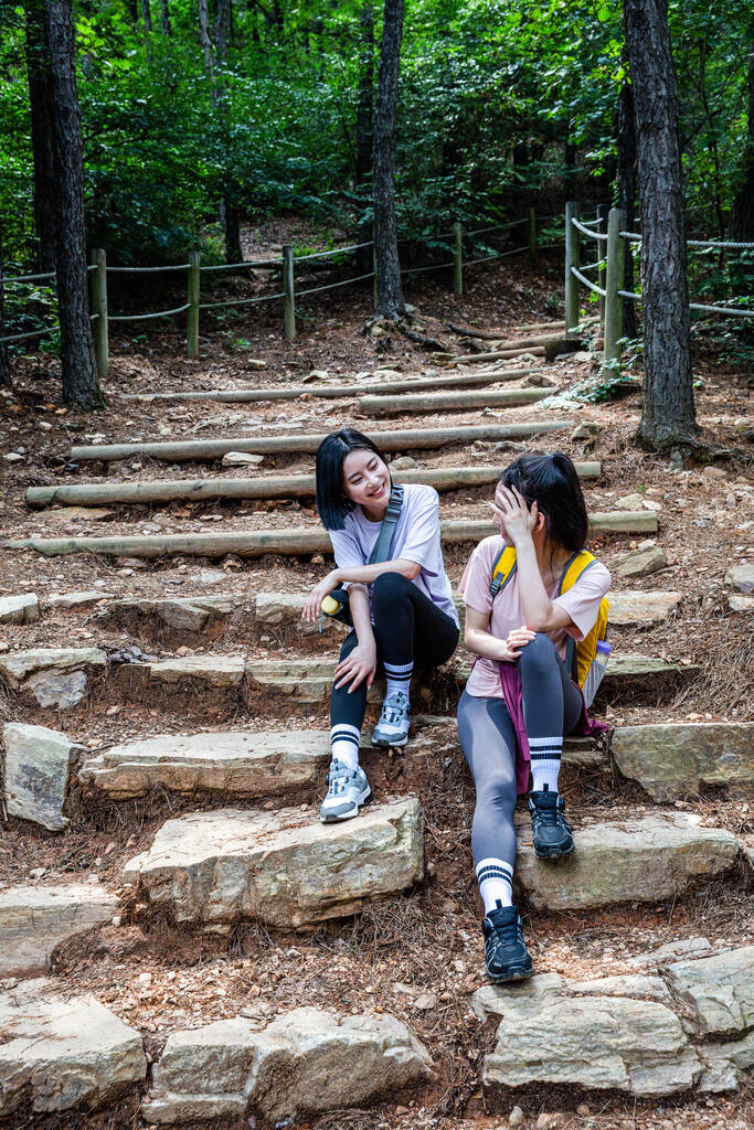 korealaiset nuoret naiset vaellus ja plogging _ lepo - Valokuva, kuva