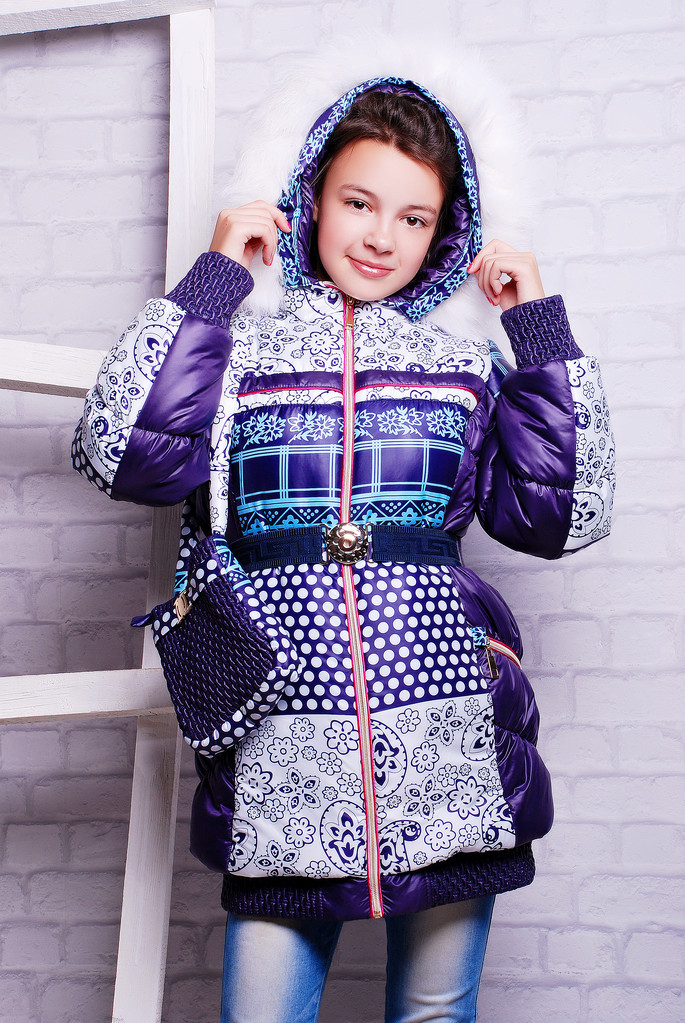 Маленька дівчинка в осінньому теплому пальто
 - Фото, зображення