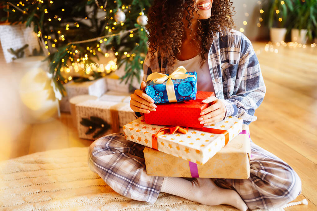 Giovane donna felice in possesso di scatola regalo di Natale. Vacanze invernali. Anno nuovo. - Foto, immagini