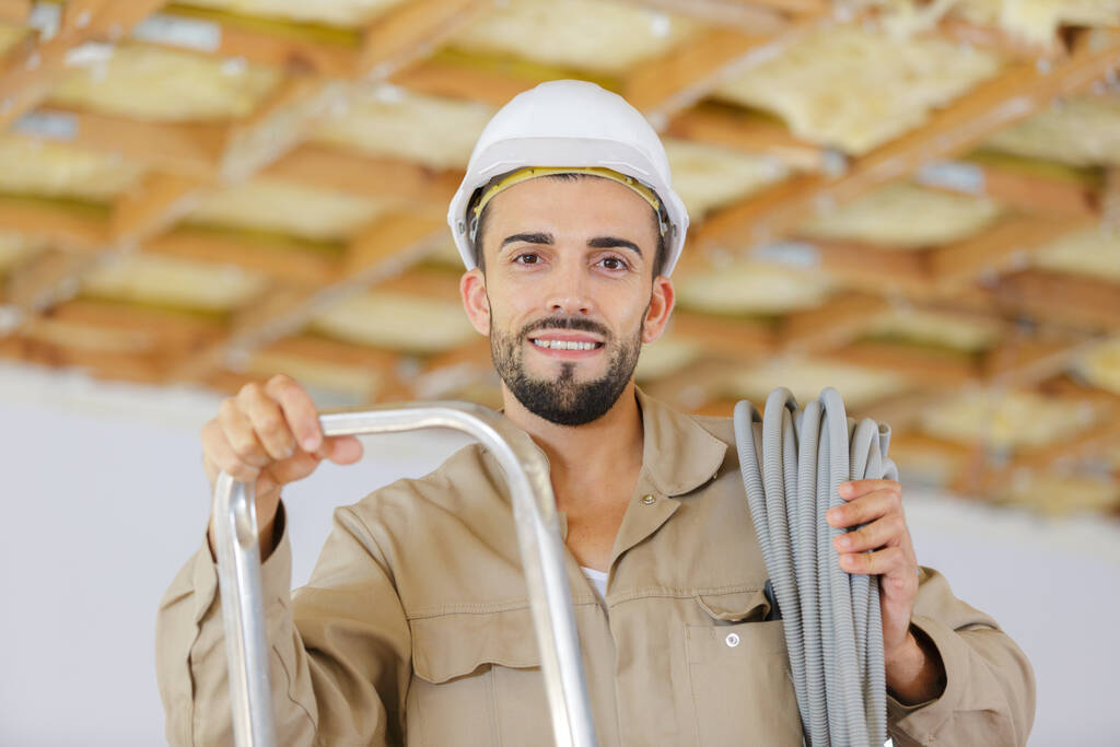 портрет молодого чоловіка будівельника на драбині
 - Фото, зображення