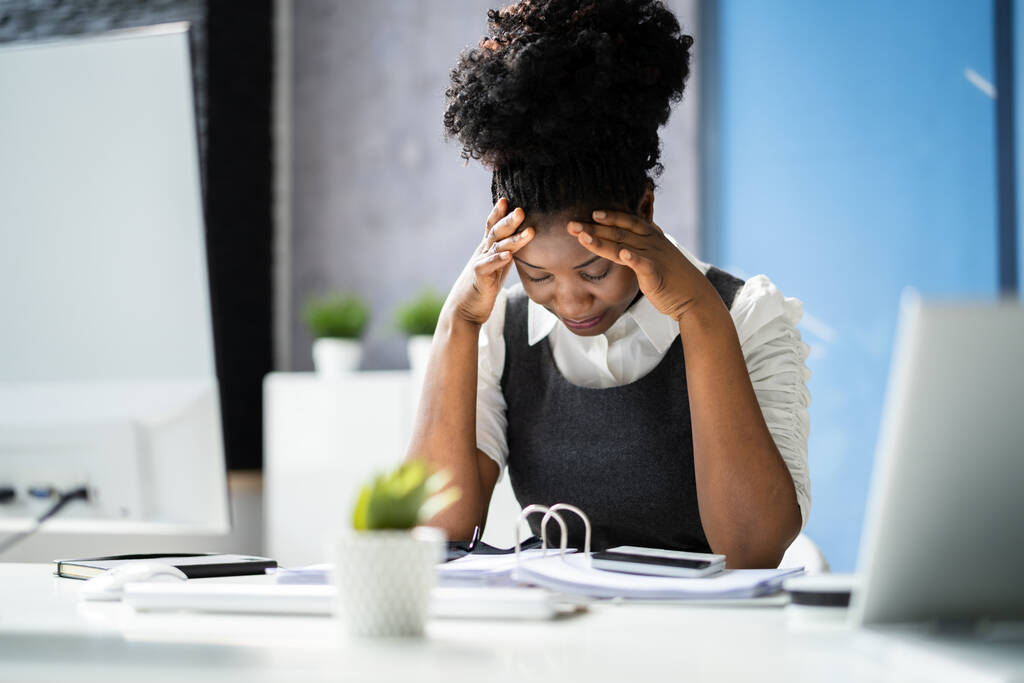 Stressé malade afro-américaine employée femme à l'ordinateur - Photo, image