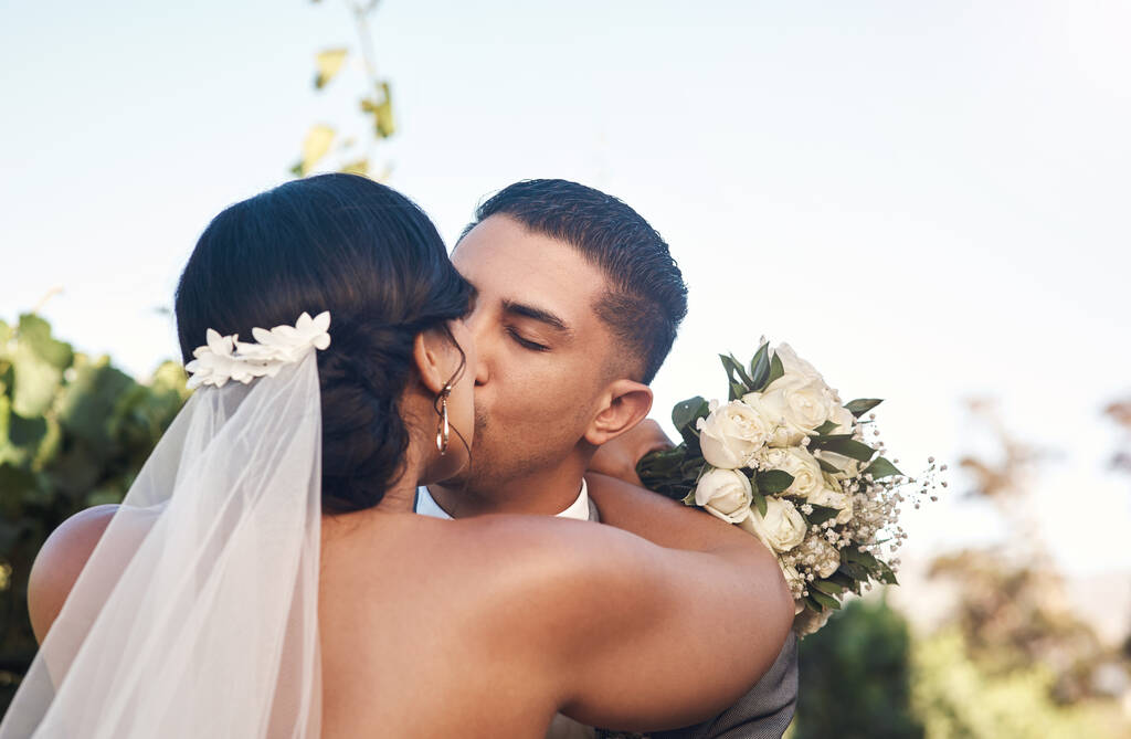 Este es el momento que realmente estaba deseando. una joven pareja compartiendo un beso el día de su boda - Foto, Imagen