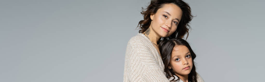 brunette femme et fille en tricot regardant caméra isolée sur gris, bannière - Photo, image