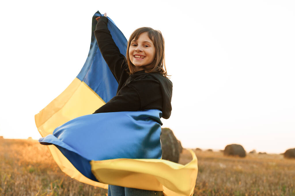 Muotokuva melko ohut tyttö keltainen-sininen lippu Ukrainan alalla. Elämäntapa. Rakastan Ukraina käsite. Ukrainan itsenäisyyspäivä, lippu, Perustuslakipäivä Koulutus, koulu, taidekonsepti - Valokuva, kuva