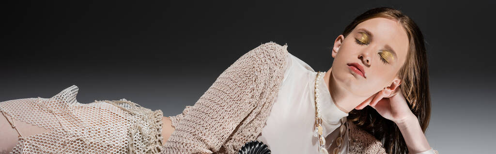 γοργόνα με χρυσό μακιγιάζ και fishnet φούστα που βρίσκεται σε γκρι φόντο, banner  - Φωτογραφία, εικόνα