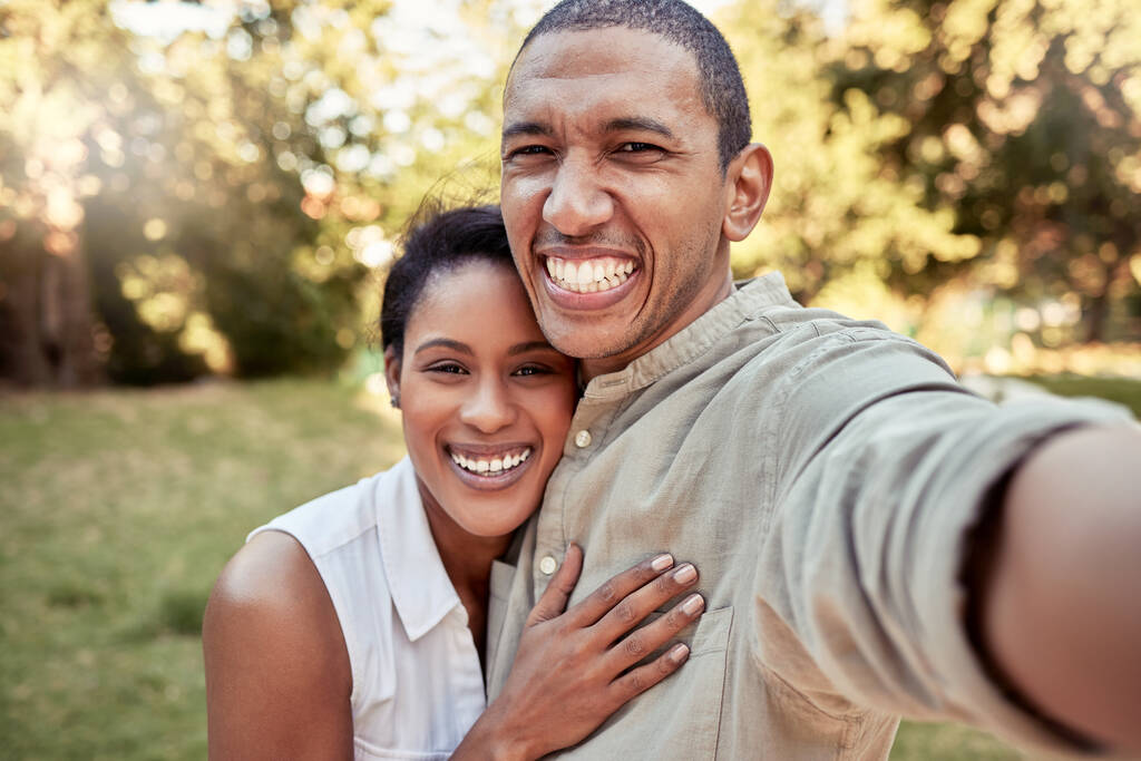Szelfi, szerelem és kert egy fekete párral, akik fényképet készítenek, miközben együtt állnak az udvaron. Portré, mosoly és boldog egy férfi és nő pózol egy kép egy nyári napon. - Fotó, kép