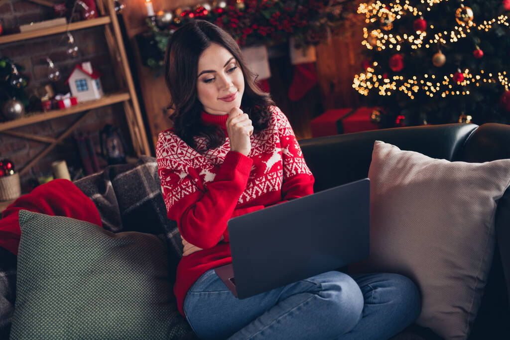 Portrait de femme créative esprit assis canapé bras toucher menton utiliser netbook sans fil nouvelle année maison de temps à l'intérieur. - Photo, image