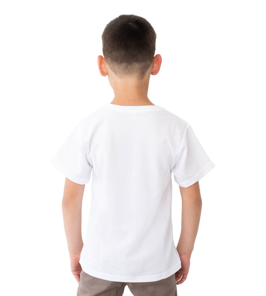 Футболка макетирует. Маленький мальчик в белой футболке, вид сзади изолирован на белом фоне. - Фото, изображение