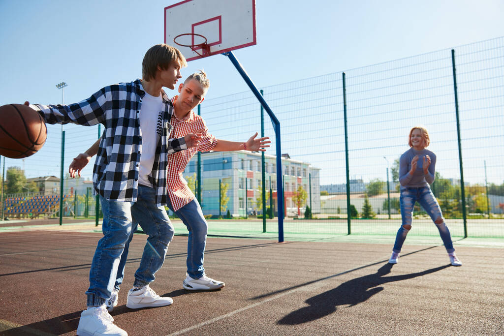 Boş oyunlar işte. Bir grup arkadaş sokak basketbolu oynamak için dışarı çıkıyorlar. Gündelik kıyafet giyen gençler. Mutlu görün, mutlu ol. Sosyal toplanma, arkadaşlık, takım ve mutlu bir çocukluk. - Fotoğraf, Görsel