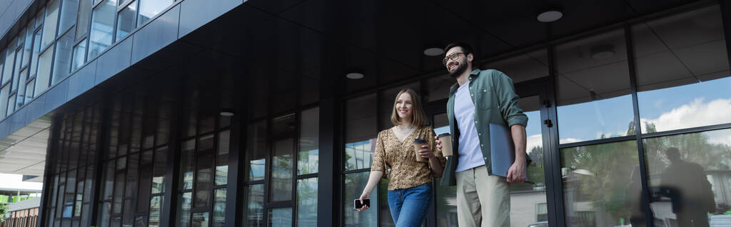 Χαμογελώντας επιχειρηματίες με gadgets και καφέ περπάτημα σε αστικό δρόμο, πανό  - Φωτογραφία, εικόνα