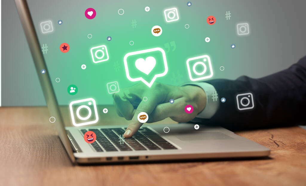Navegar a mano en las redes sociales con burbuja del habla con iconos del corazón que salen de la pantalla, concepto de networking - Foto, imagen