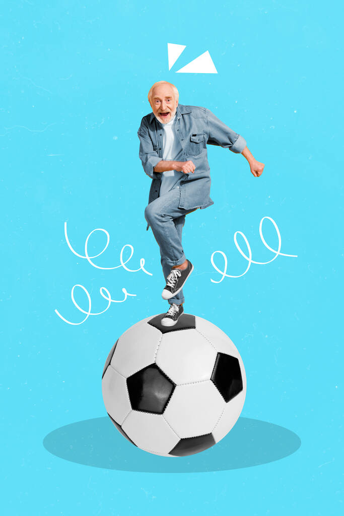 Κάθετη δημιουργική φωτογραφία κολάζ εικονογράφηση του αστείο καλή διάθεση ηλικιωμένος άνθρωπος που χορεύει σε μπάλα ποδοσφαίρου απομονώνονται σε μπλε φόντο χρώμα. - Φωτογραφία, εικόνα