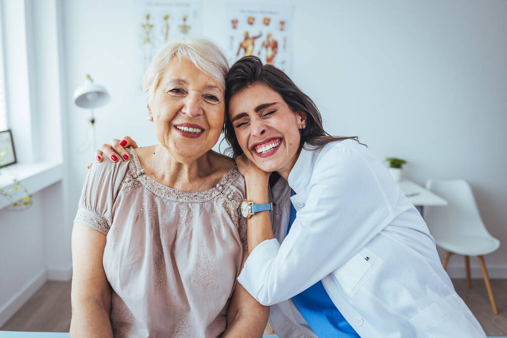 πορτρέτο μιας χαρούμενης και φιλικής χαμογελαστού γιατρού και ηλικιωμένης ασθενούς στην κλινική - Φωτογραφία, εικόνα