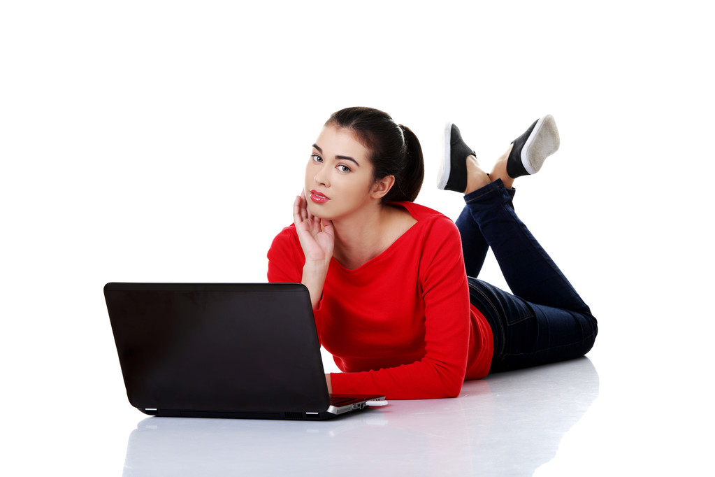 Frau liegt mit Laptop in voller Länge - Foto, Bild
