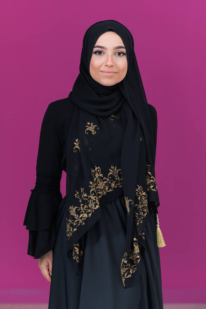 Modern pembe arka planda izole edilmiş faşist elbiseli güzel Müslüman kadın modern İslam ve Ramazan Kareem kavramını temsil ediyor. Yüksek kalite fotoğraf - Fotoğraf, Görsel