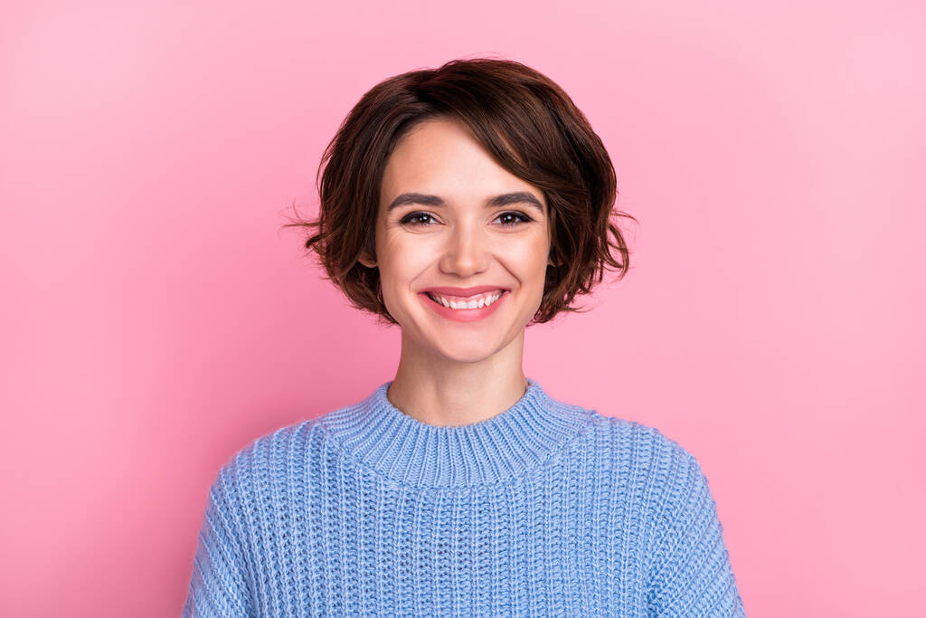 ファンキーな若い女性のクローズアップ画像は、ピンク色の背景に単離されたスタモロジー治療後の完璧な歯を示しています. - 写真・画像