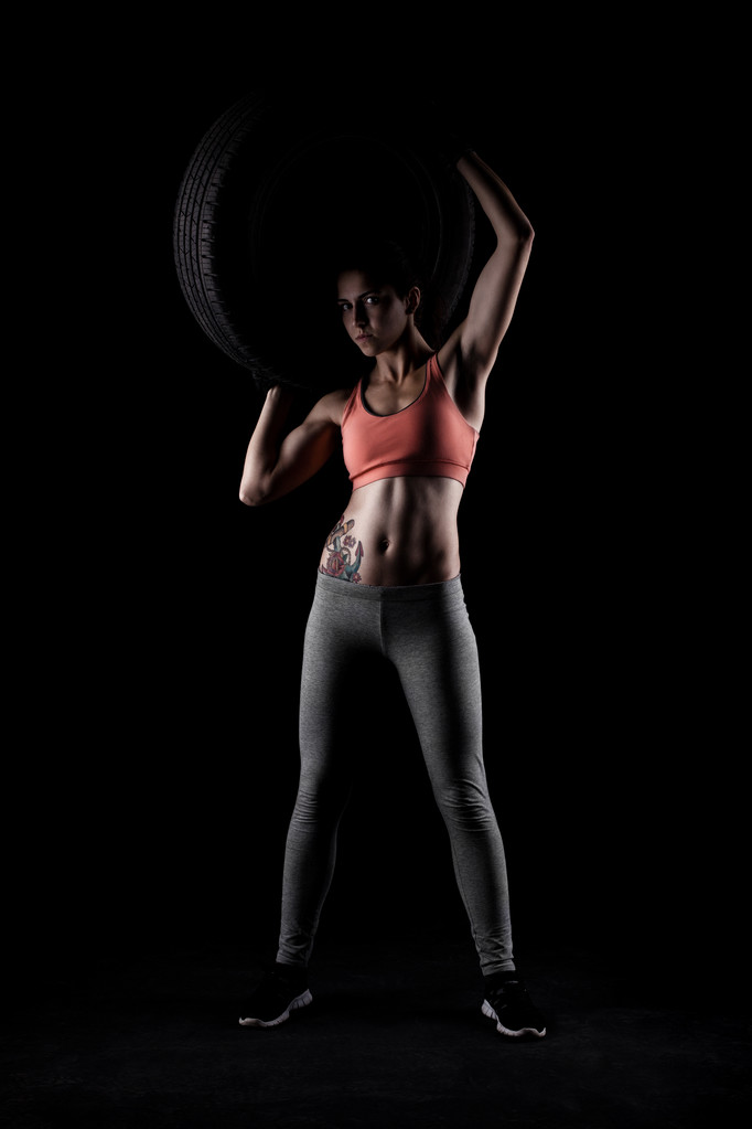 fitness dívka s pneumatikou - Fotografie, Obrázek