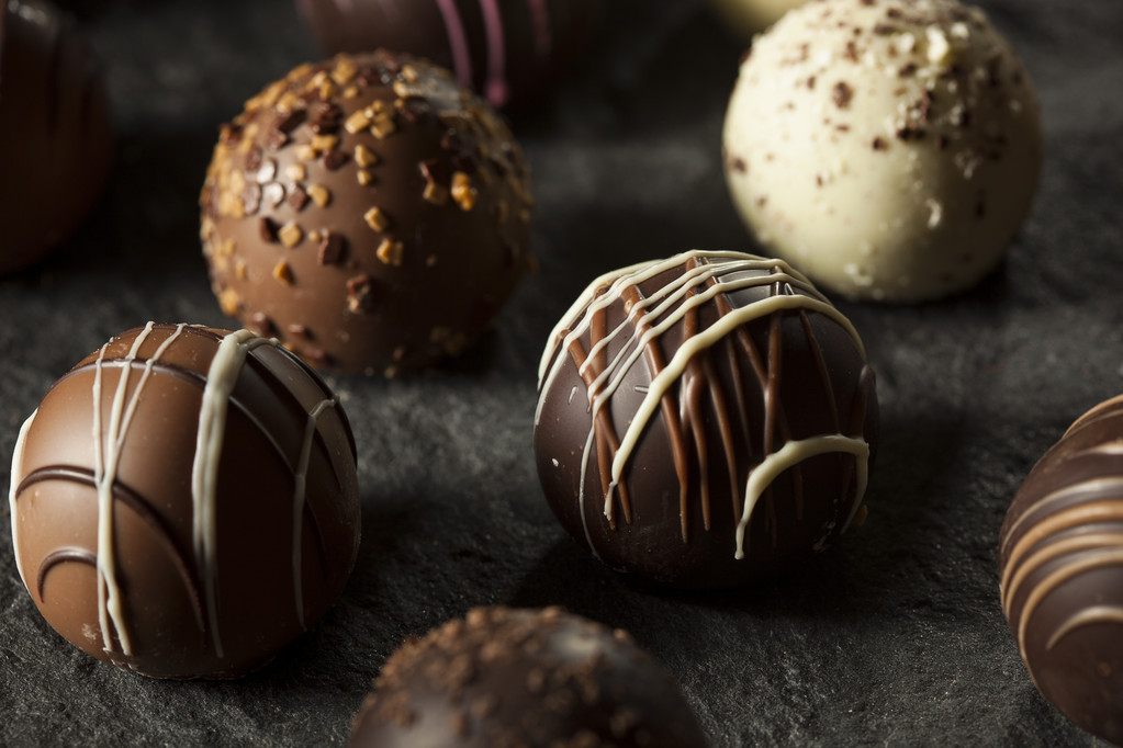 Süslü koyu çikolata Truffles - Fotoğraf, Görsel