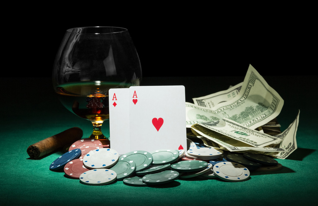 jetons de poker et billets de dollars
 - Photo, image