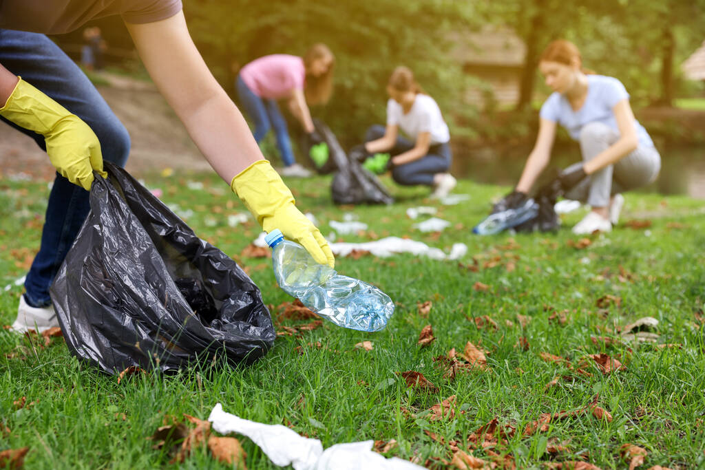 Mann mit Plastiktüte sammelt Müll im Park, Nahaufnahme - Foto, Bild