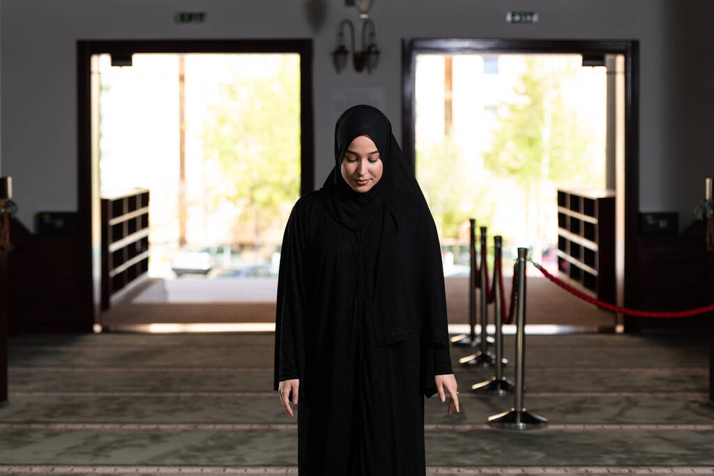 Donna musulmana in Hijab Beige e Abbigliamento Tradizionale Pregare per Allah - Foto, immagini
