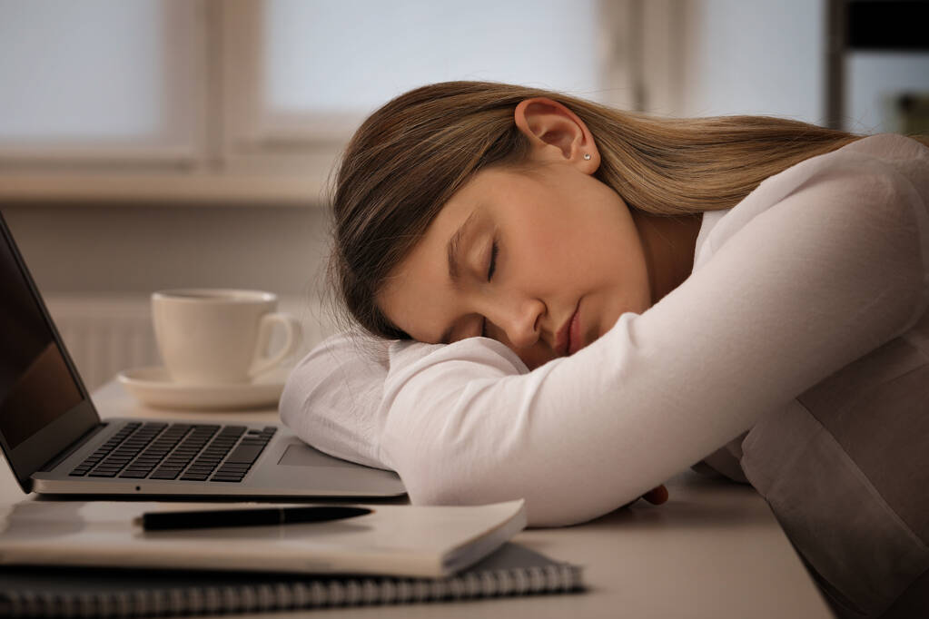 Втомилася молода жінка спить на робочому місці в офісі
 - Фото, зображення