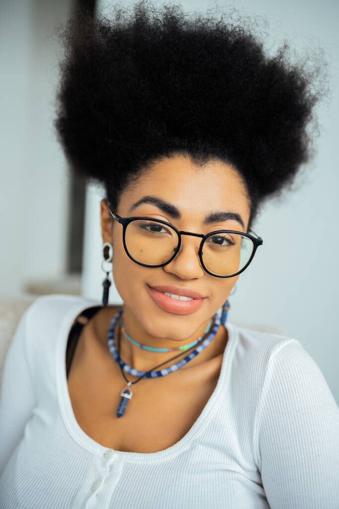 portret van gelukkig Afrikaans amerikaanse vrouw in bril en accessoires  - Foto, afbeelding