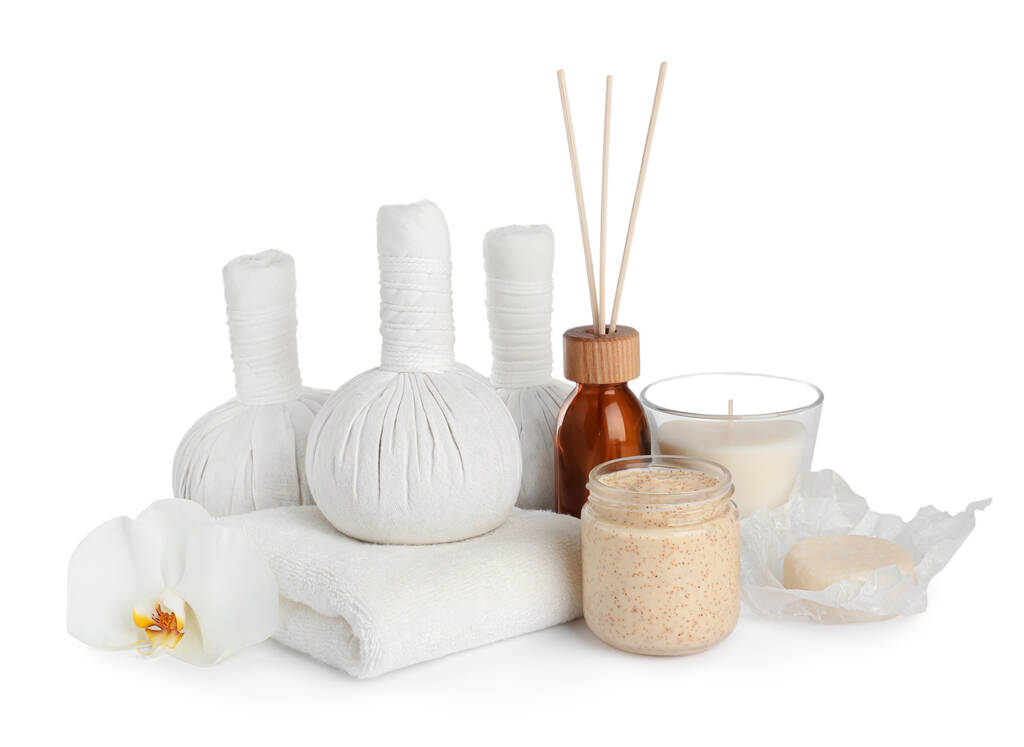 Όμορφη σύνθεση spa με διαφορετικά προϊόντα φροντίδας σώματος που απομονώνονται σε λευκό - Φωτογραφία, εικόνα