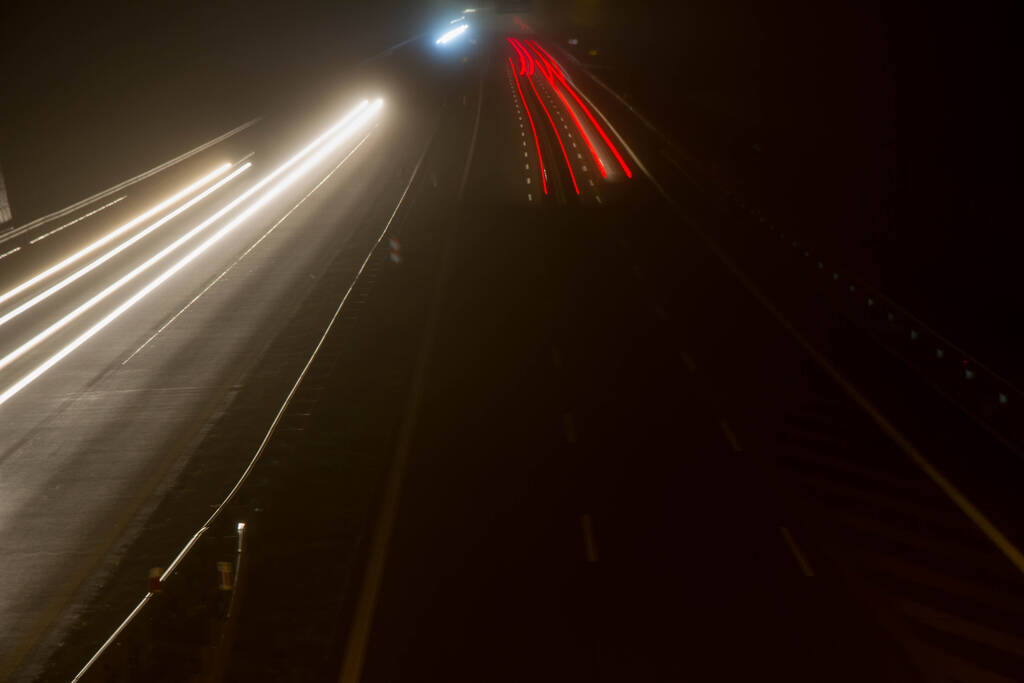 Sentieri leggeri auto di notte su un'autostrada vista verso il basso, lunga esposizione  - Foto, immagini