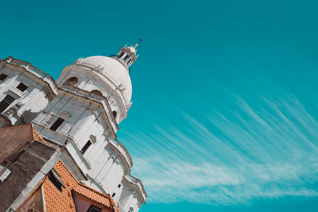 サンタ・エングレシア教会の眺めまたは暖かい晴れた日に国立パンテオンという別の名前で、背景に奇妙な形の青い空と雲の風景があります。 - 写真・画像