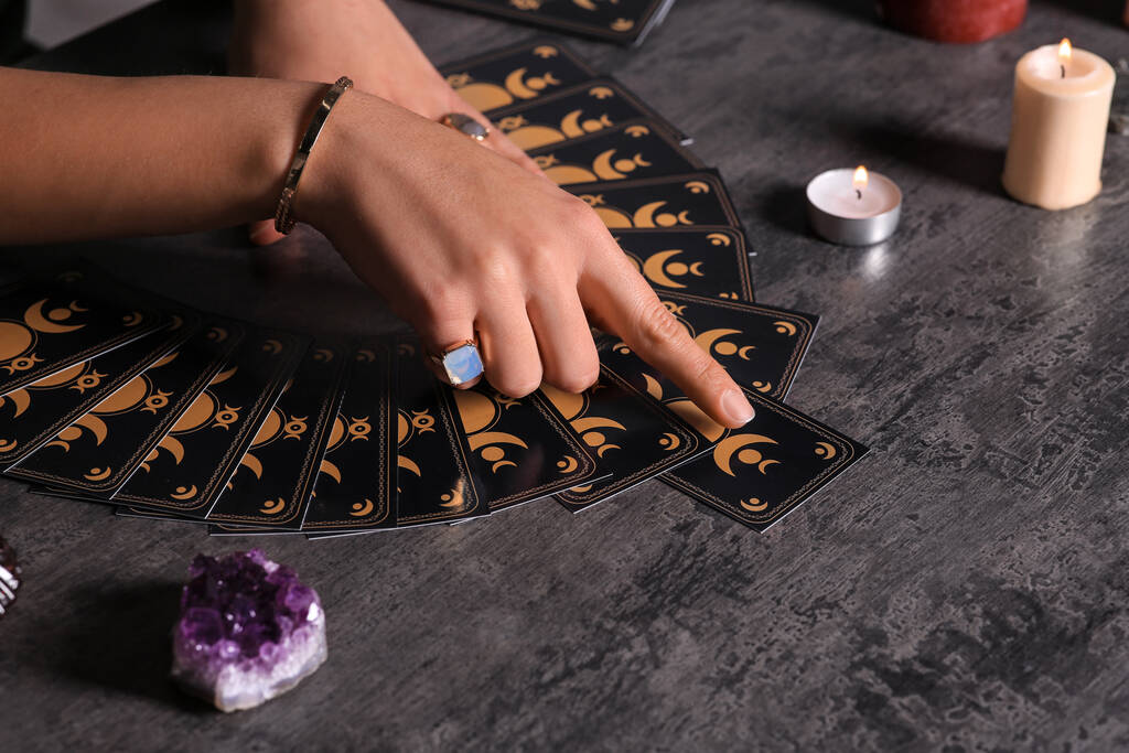 Soothsayer prediciendo el futuro con cartas del tarot en la mesa, primer plano - Foto, Imagen