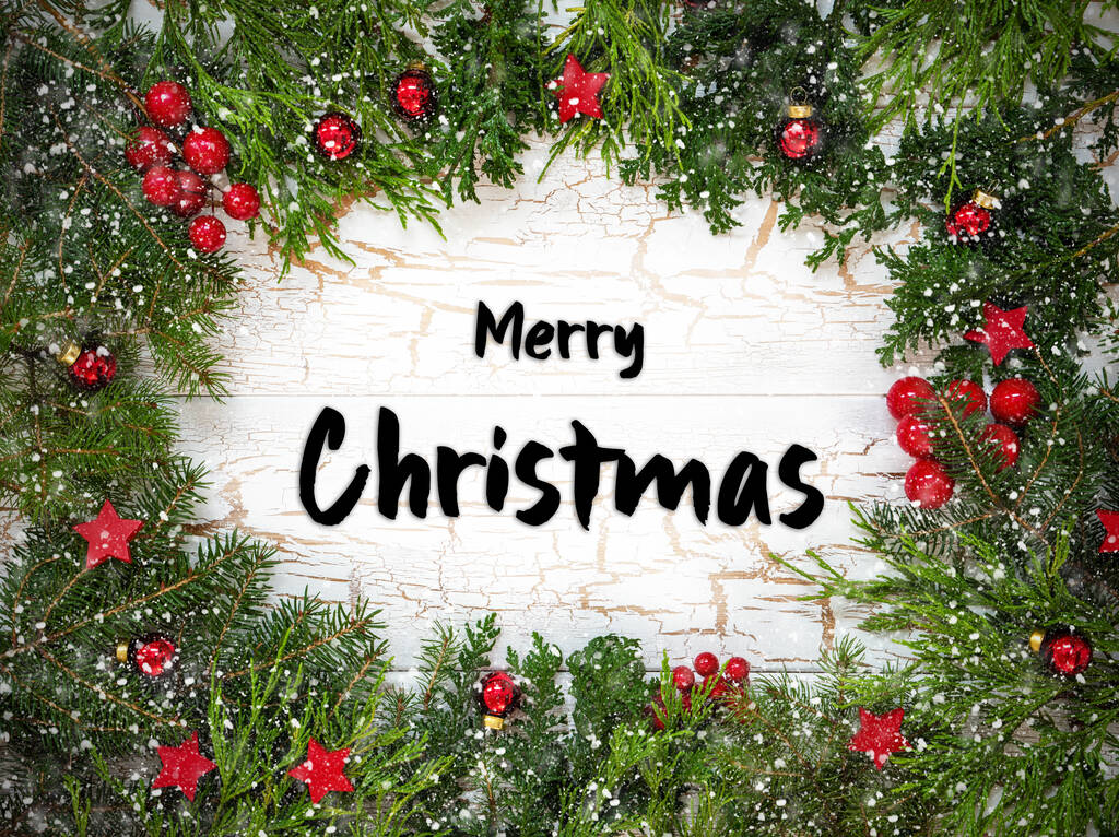 Vánoční přání s jedlovými větvemi a anglický text Veselé Vánoce. Bílé dřevěné pozadí s ročním designem, vánoční dekorace jako červené ornament koule a vločky. - Fotografie, Obrázek