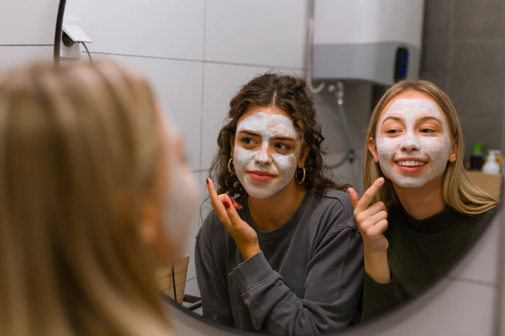 adolescentes amigos limpieza de la piel en el baño - Foto, imagen