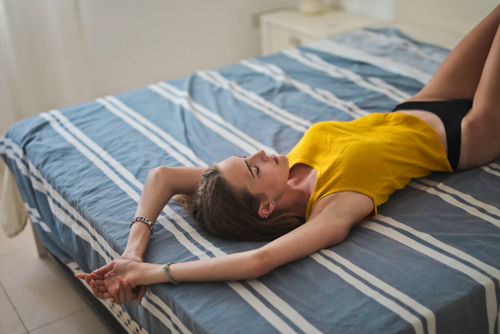 portret młodej kobiety, leżąc na łóżku - Zdjęcie, obraz