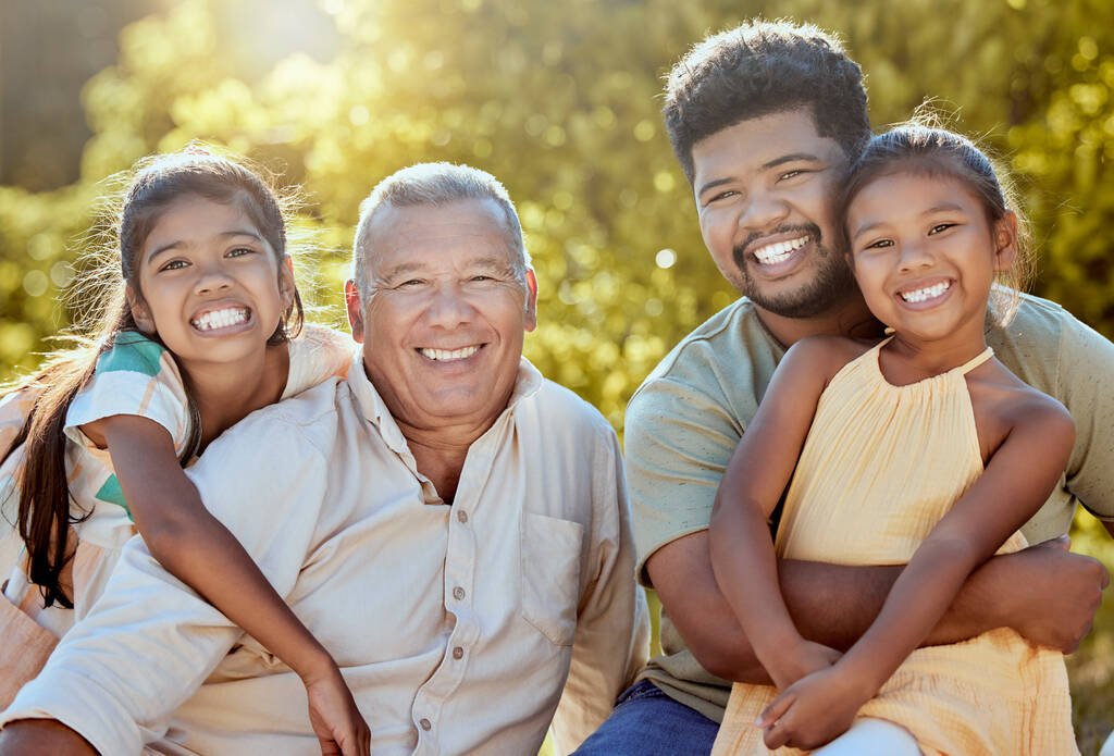 家族、祖父と子供の屋外での父親、一緒に結合と品質の時間のための公園の肖像画で幸せ。子供を持つ男性は自然の中で笑顔,太陽と愛の世代の幸福. - 写真・画像