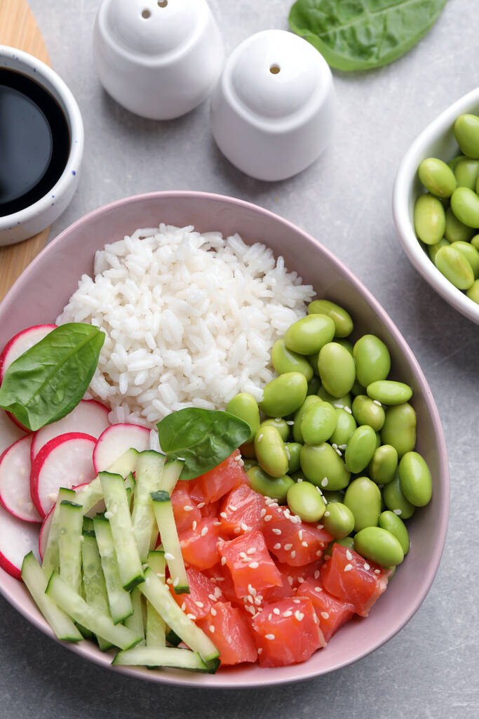 薄緑色のテーブルの上にサーモン、枝豆と野菜のポークボウル、フラットレイアウト - 写真・画像