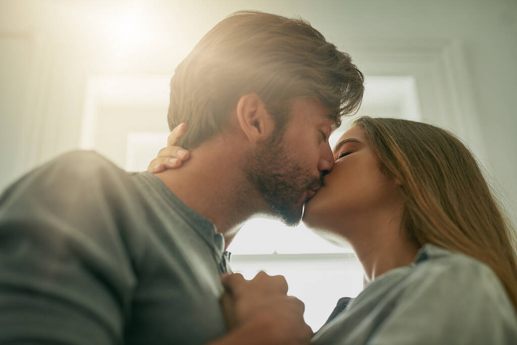 Como nuestro primer beso. una joven pareja cariñosa compartiendo un beso - Foto, imagen