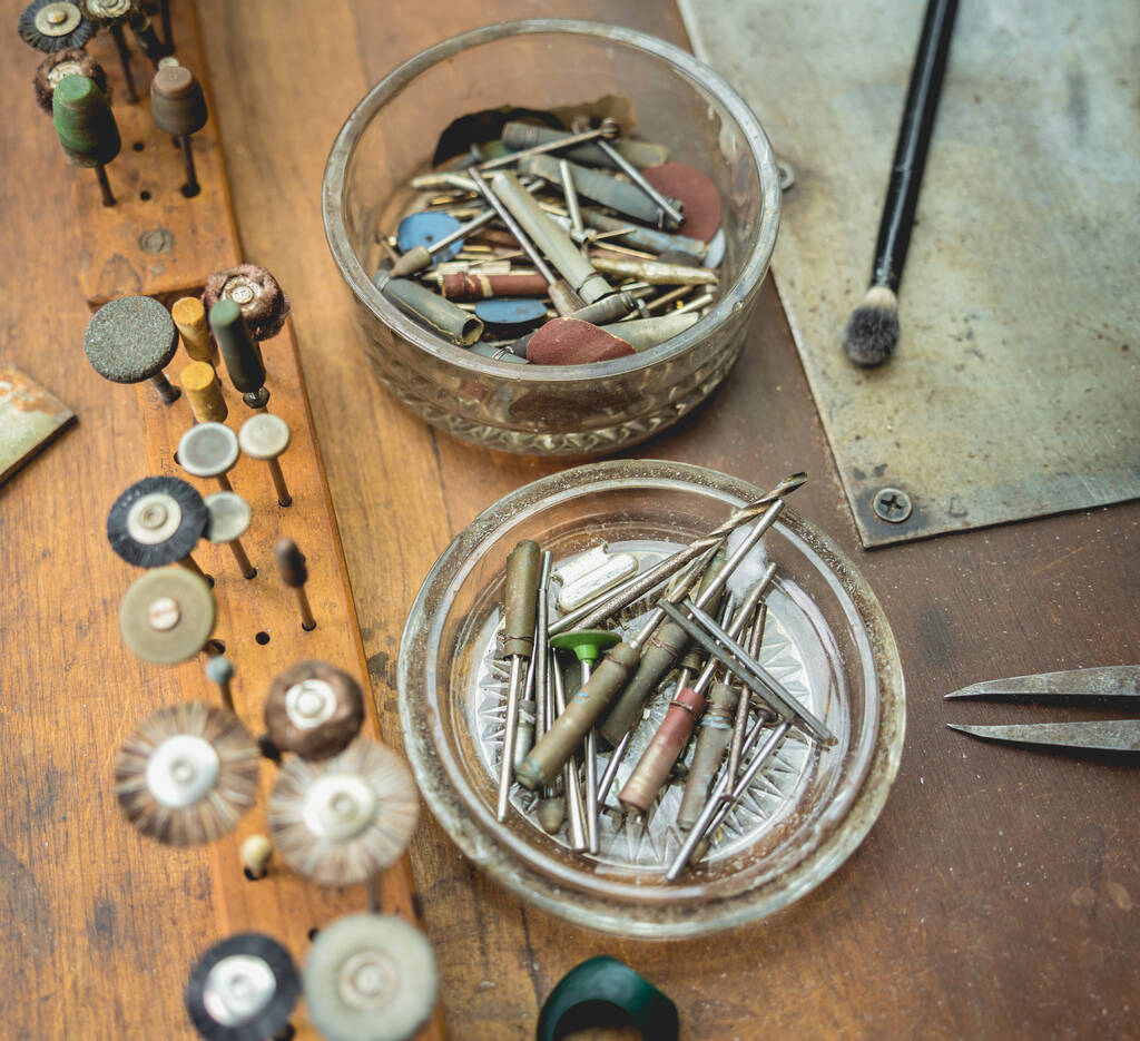 Sada nástrojů ve velké dílně pro výrobu ručně vyráběných šperků. - Fotografie, Obrázek