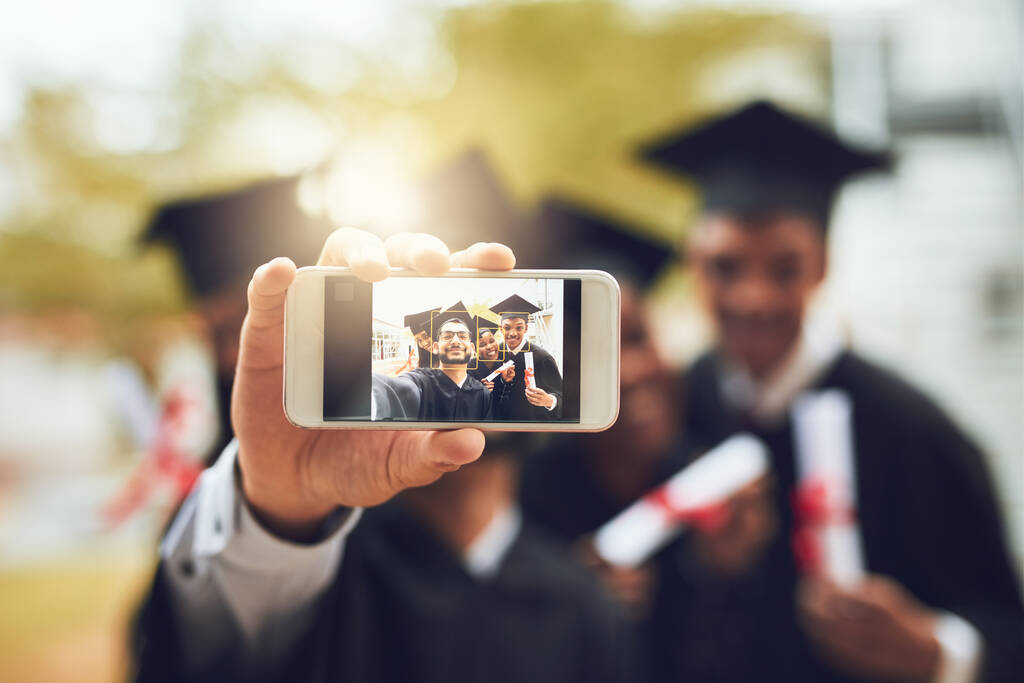 As melhores memórias devem ser capturadas. colegas estudantes tirando uma selfie juntos no dia da formatura - Foto, Imagem