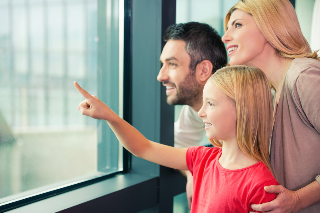 glückliche Familie schaut durch Fenster - Foto, Bild